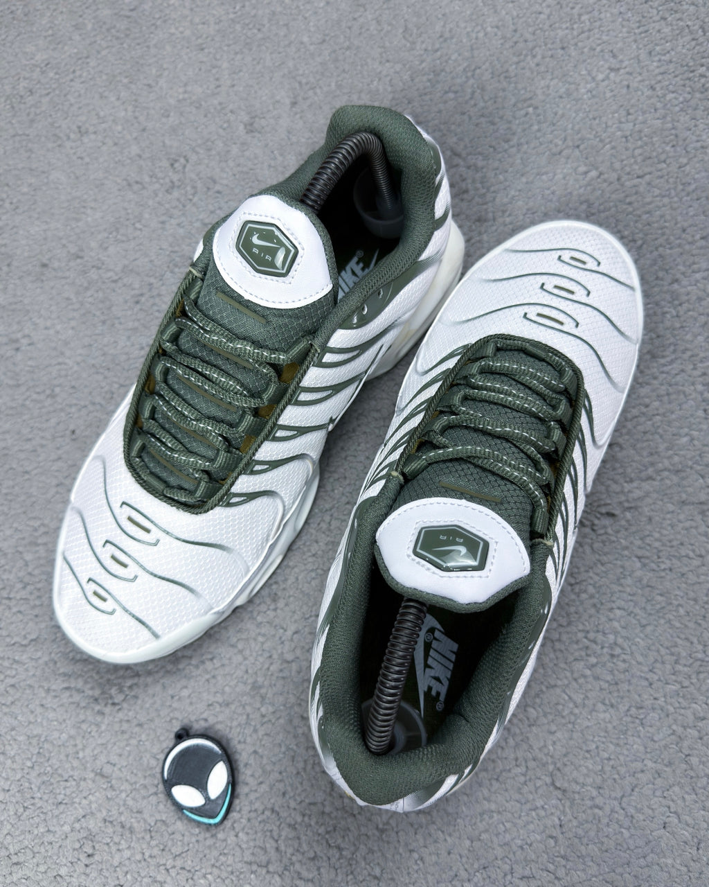 TÊNIS NK AIR MAX PLUS TN NEUTRAL OLIVE