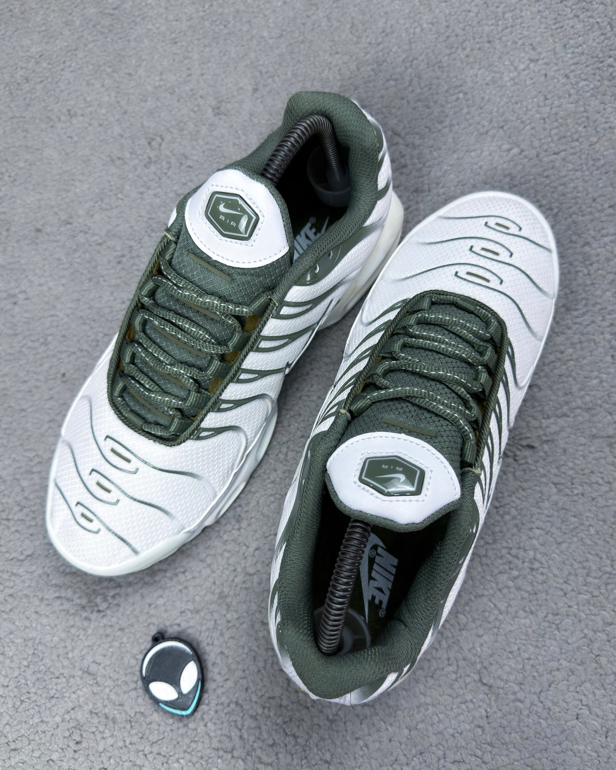 TÊNIS NK AIR MAX PLUS TN NEUTRAL OLIVE