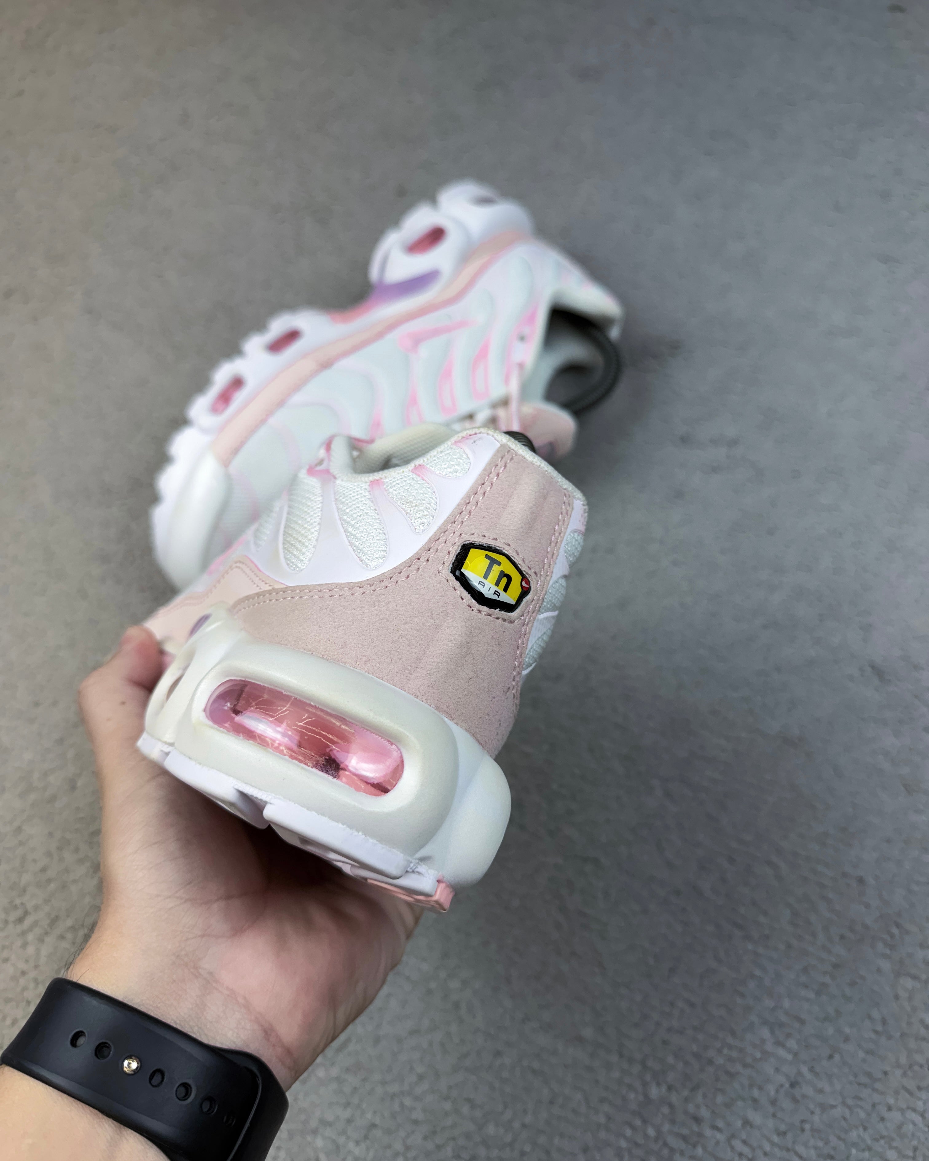 TÊNIS NK AIR MAX PLUS TN WHITE AND PINK