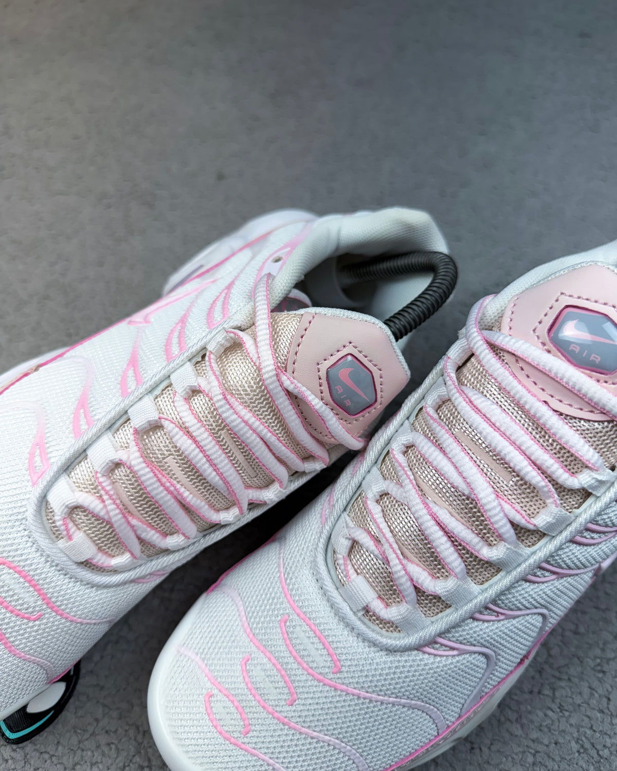 TÊNIS NK AIR MAX PLUS TN WHITE AND PINK