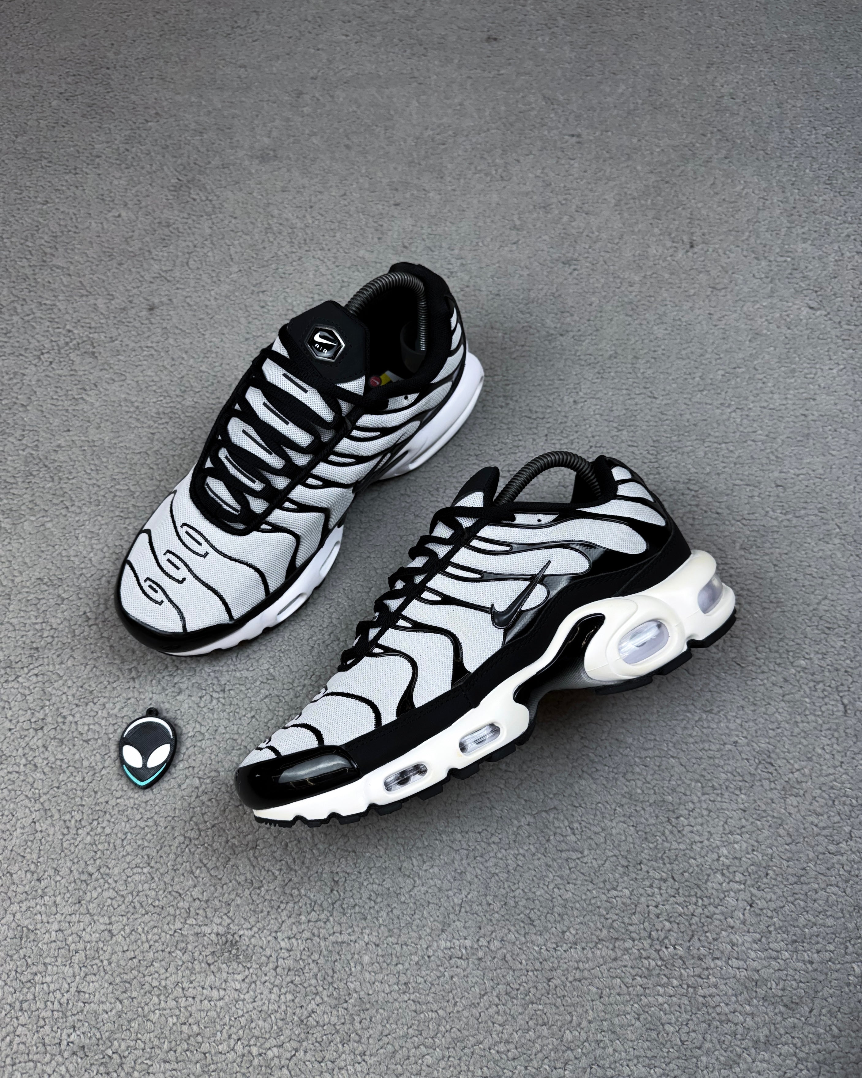 TÊNIS NK AIR MAX PLUS TN BLACK AND GRAY