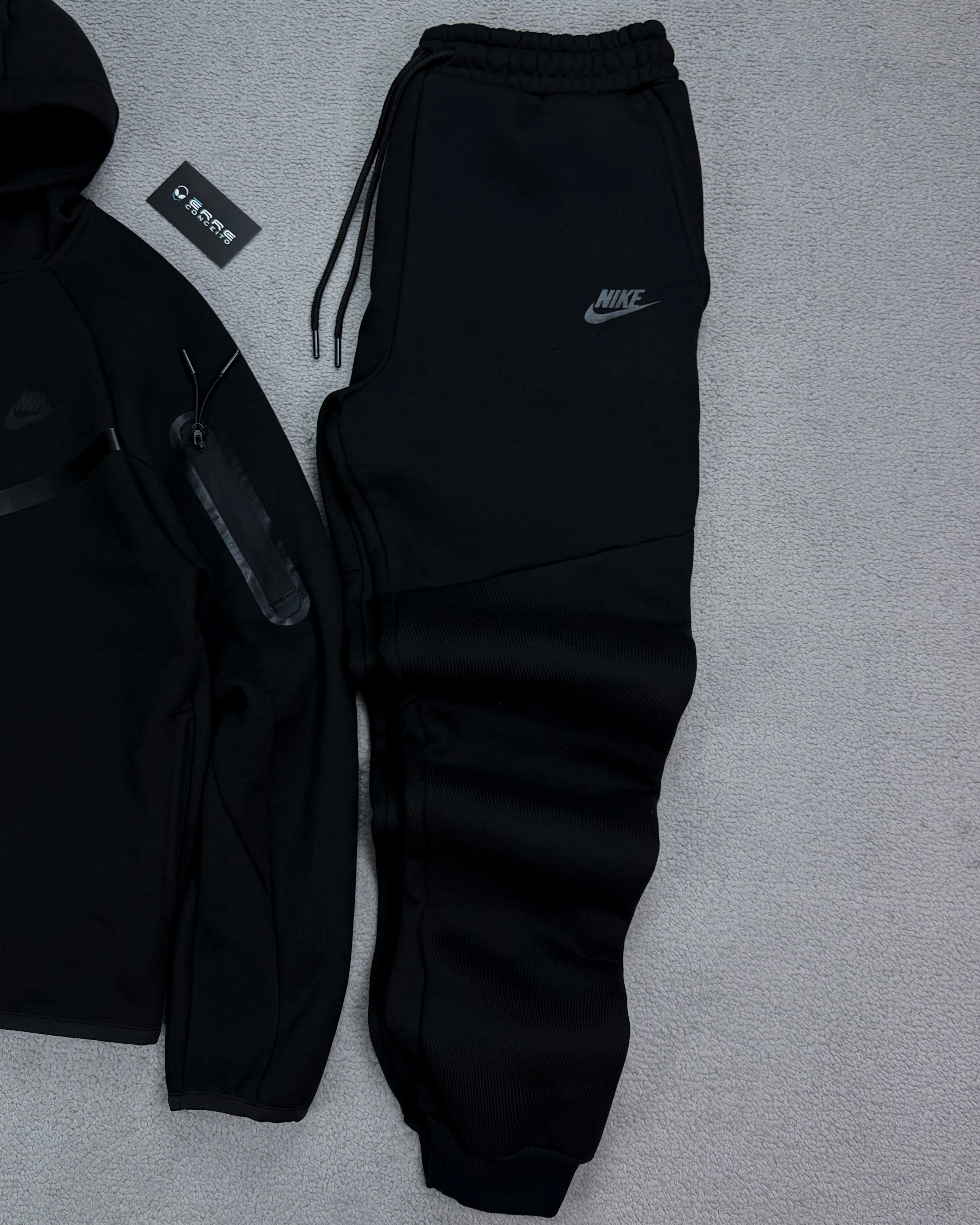 CONJUNTO NK TECH FLEECE
