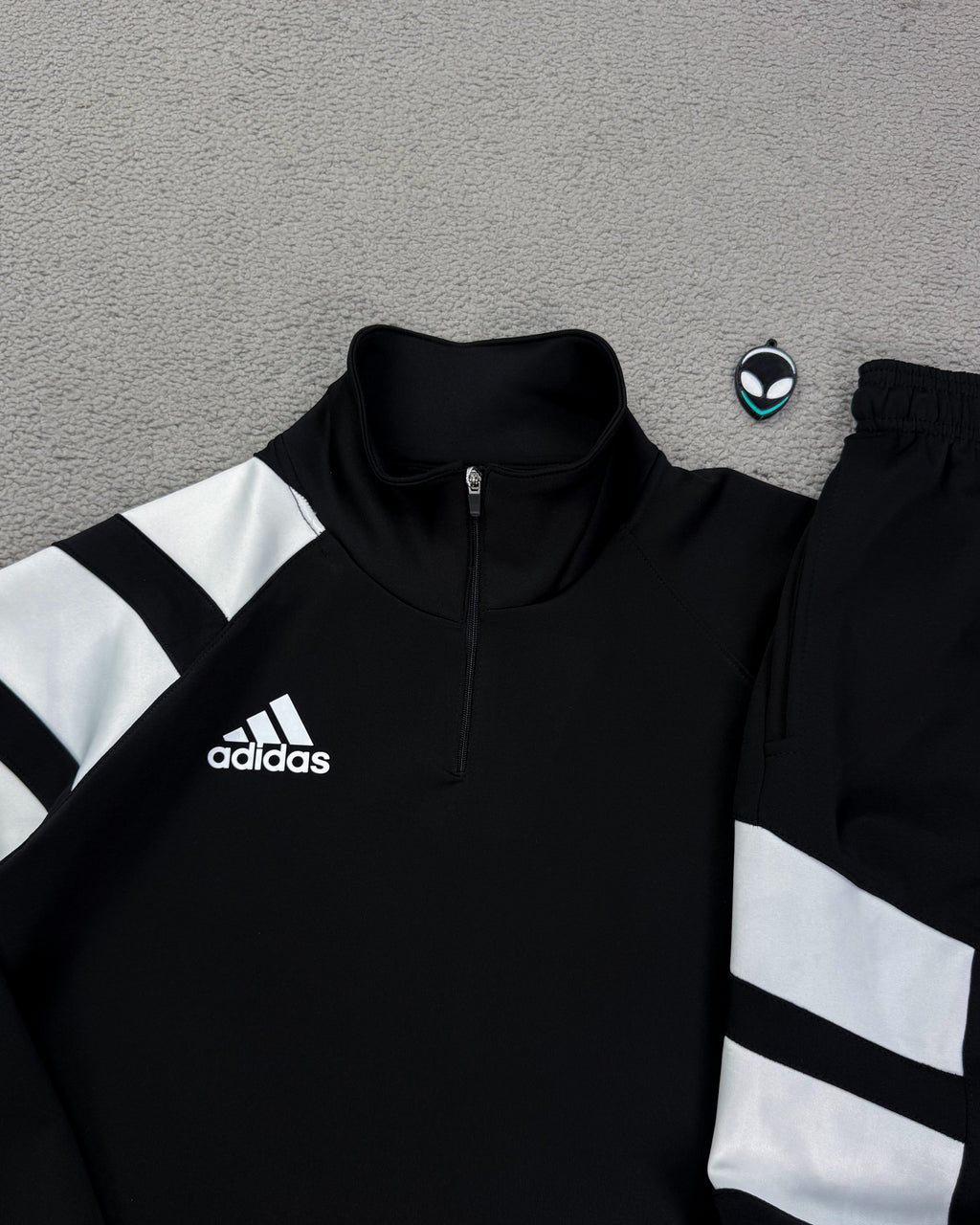 CONJUNTO ADDS 3 LISTRAS NA MANGA PRETO/BRANCO