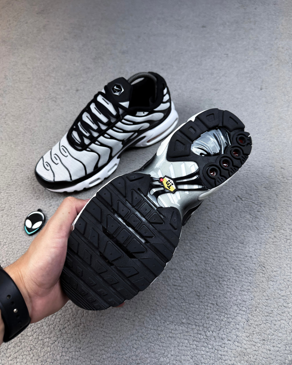 TÊNIS NK AIR MAX PLUS TN BLACK AND GRAY