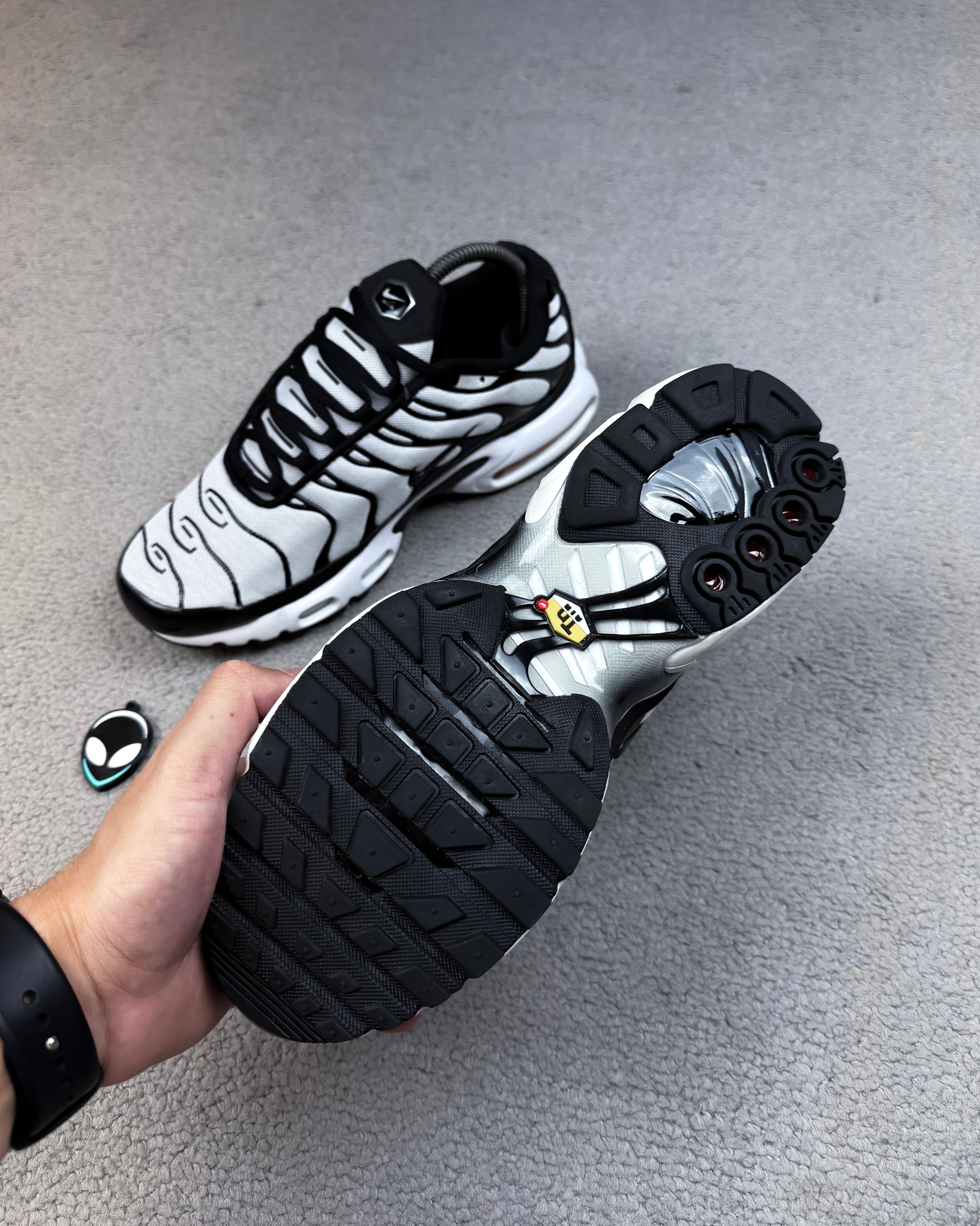TÊNIS NK AIR MAX PLUS TN BLACK AND GRAY