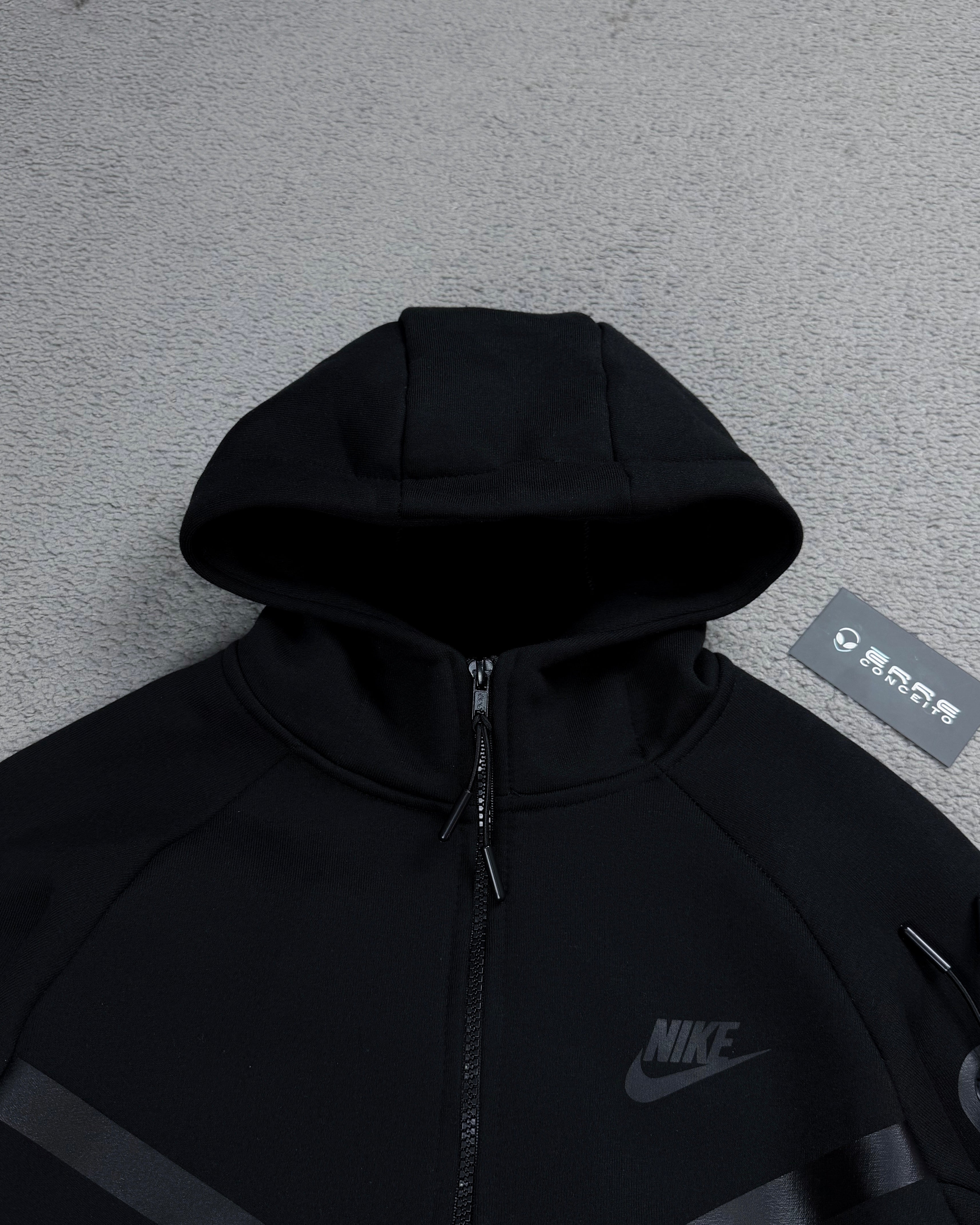 CONJUNTO NK TECH FLEECE