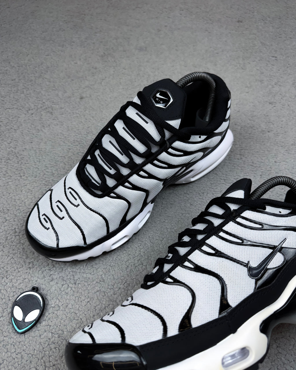 TÊNIS NK AIR MAX PLUS TN BLACK AND GRAY