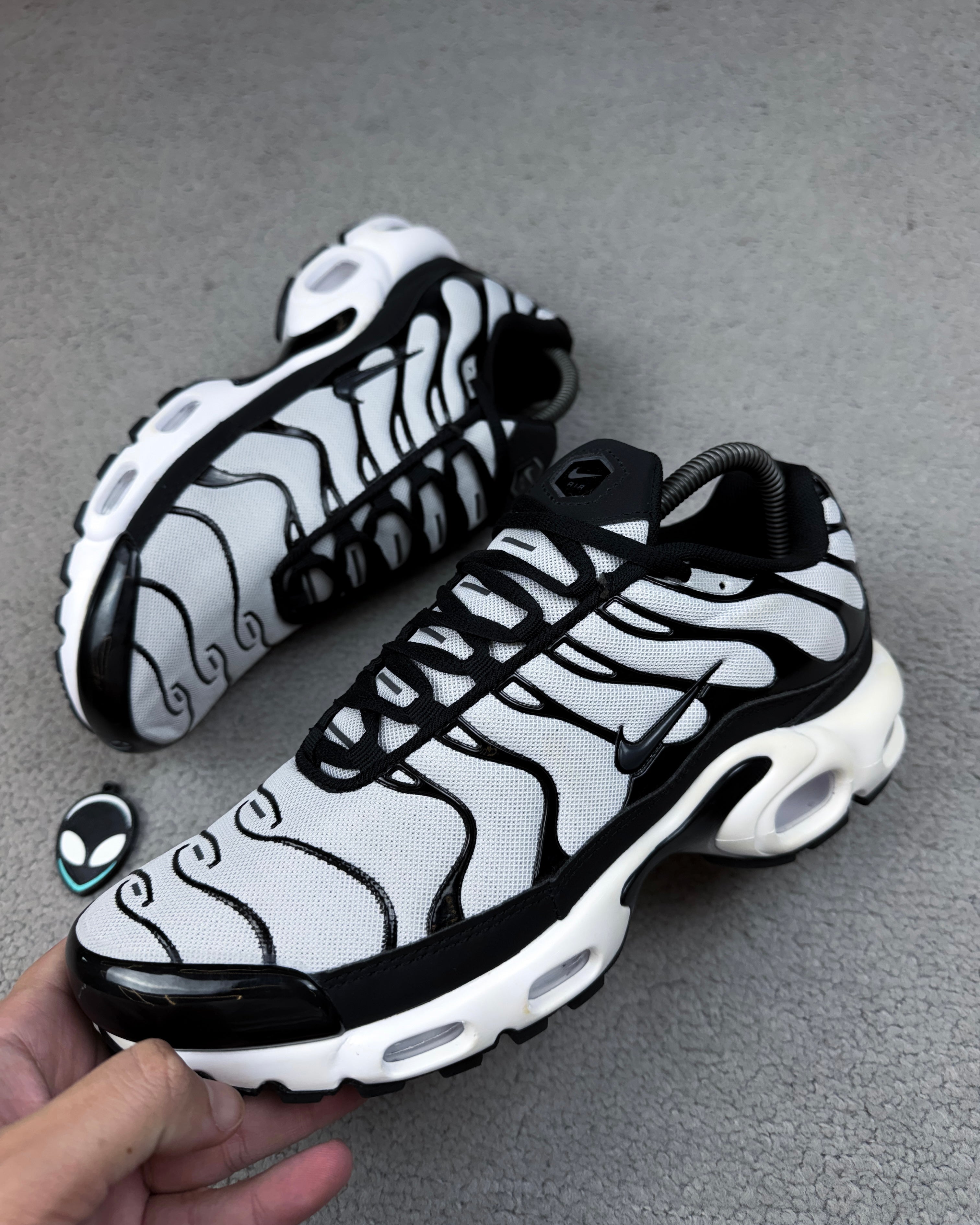TÊNIS NK AIR MAX PLUS TN BLACK AND GRAY