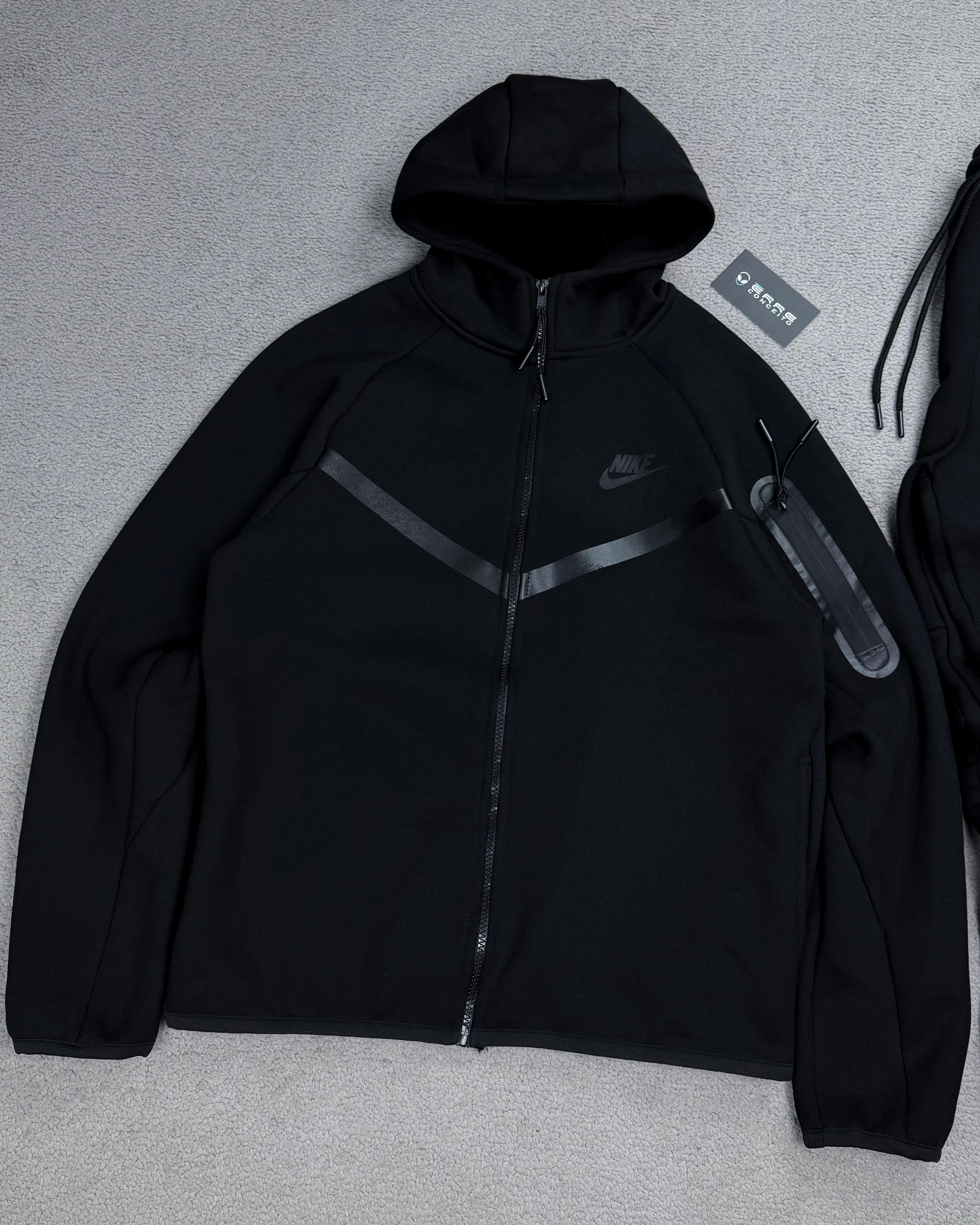 CONJUNTO NK TECH FLEECE