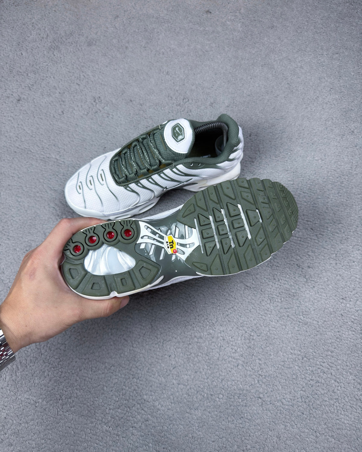 TÊNIS NK AIR MAX PLUS TN NEUTRAL OLIVE
