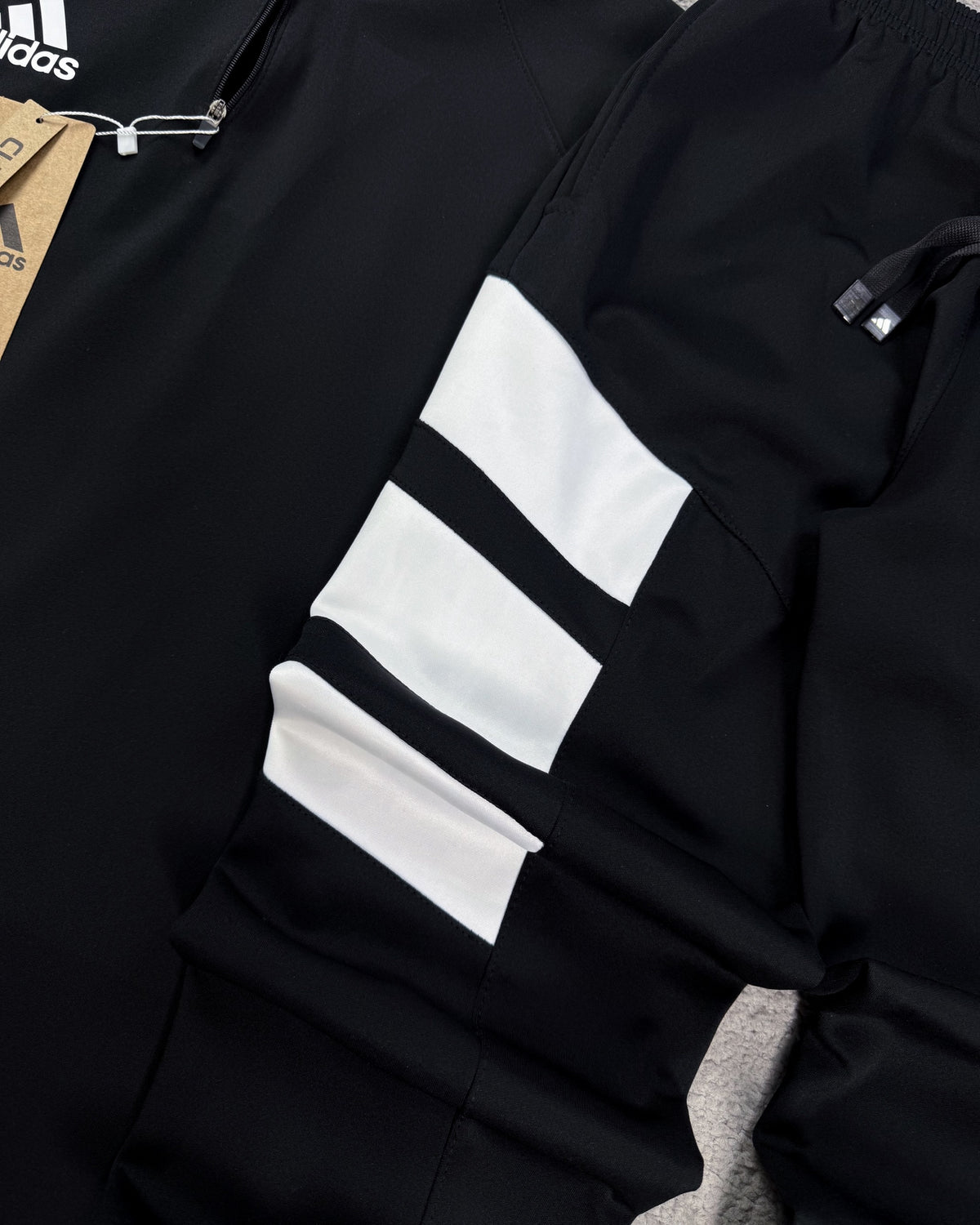 CONJUNTO ADDS 3 LISTRAS NA MANGA PRETO/BRANCO
