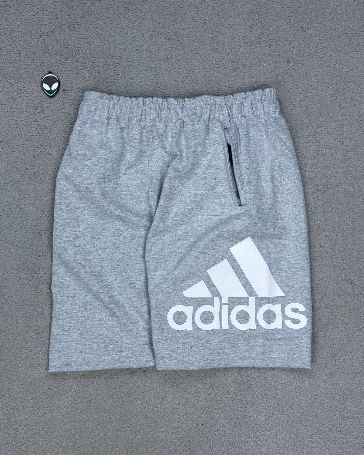 BERMUDA MOLETINHO ADIDAS - CINZA